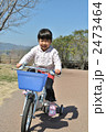 自転車の練習をする女の子