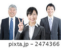 女性社員とビジネスチーム