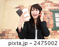 スマートフォンで話す女性