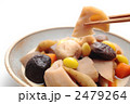 筑前煮と箸でつまんだレンコン