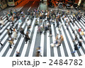 横断歩道を歩く人々