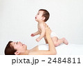 赤ちゃんを抱っこする