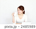 くつろぐ女性