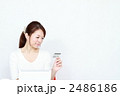 ネットショッピングする女性