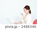 ネットショッピングする女性