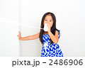 糸電話で話す子供