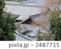 古刹の屋根を望む