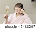 シャンパンで乾杯するセレブ