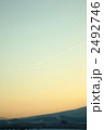 黄昏の飛行機雲