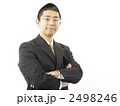 腕を組む男性