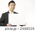 ホワイトボードを持つ男性