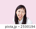 舌を出す女性