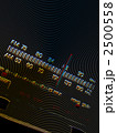 2500558