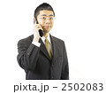 電話をかける男性