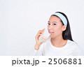 水を飲む女性