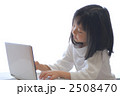 パソコンを操作する女の子