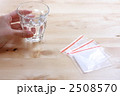 解熱剤と水を持つ手