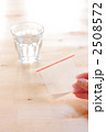 解熱剤を持つ手と水