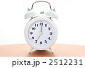 白い時計。今7時。