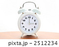 白い時計。今7時。