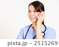 スマートフォンで話しながら微笑む女性医師