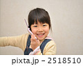 携帯電話でお話しする女の子