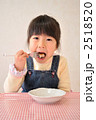 おやつを食べる女の子