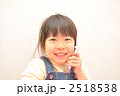 携帯電話でお話しする女の子