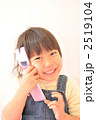携帯電話でお話しする女の子