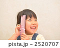 携帯電話でお話しする女の子