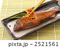 素材ナンバー 2521561 : 「鮎甘露煮つまむ」