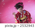 七五三　７歳女の子　シャボン玉に夢中