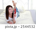 携帯する女性