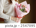 花束を持つ女性