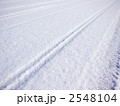 自転車の轍が残る雪道