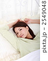 眠る女性