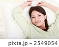 眠る女性