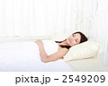眠る女性