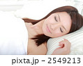 眠る女性