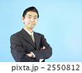 腕を組む男性