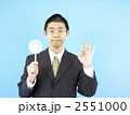 マルをだす男性（OKサイン）