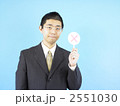 バツをだす男性