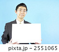 ホワイトボードを持つ男性