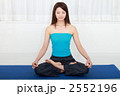瞑想する女性