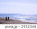 海辺を散歩する後ろ姿二人（横）