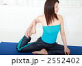 ストレッチする女性