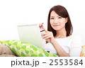 ネットショッピングする女性