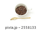 コーヒーカップとコーヒー豆