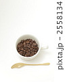 コーヒーカップとコーヒー豆