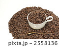 コーヒーカップとコーヒー豆